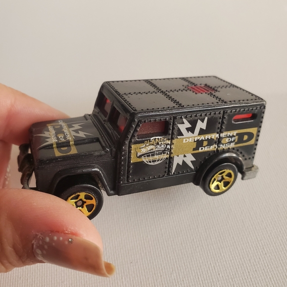 Vintage 1996 "Department of Defense" Armored Truck Hot Wheel - Picture 5 of 9